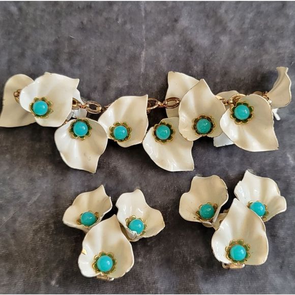 Barclay Vintage Demi Parure Bracelet + Earrings White Enamel Flowers Blue Caboch - Picture 1 of 13